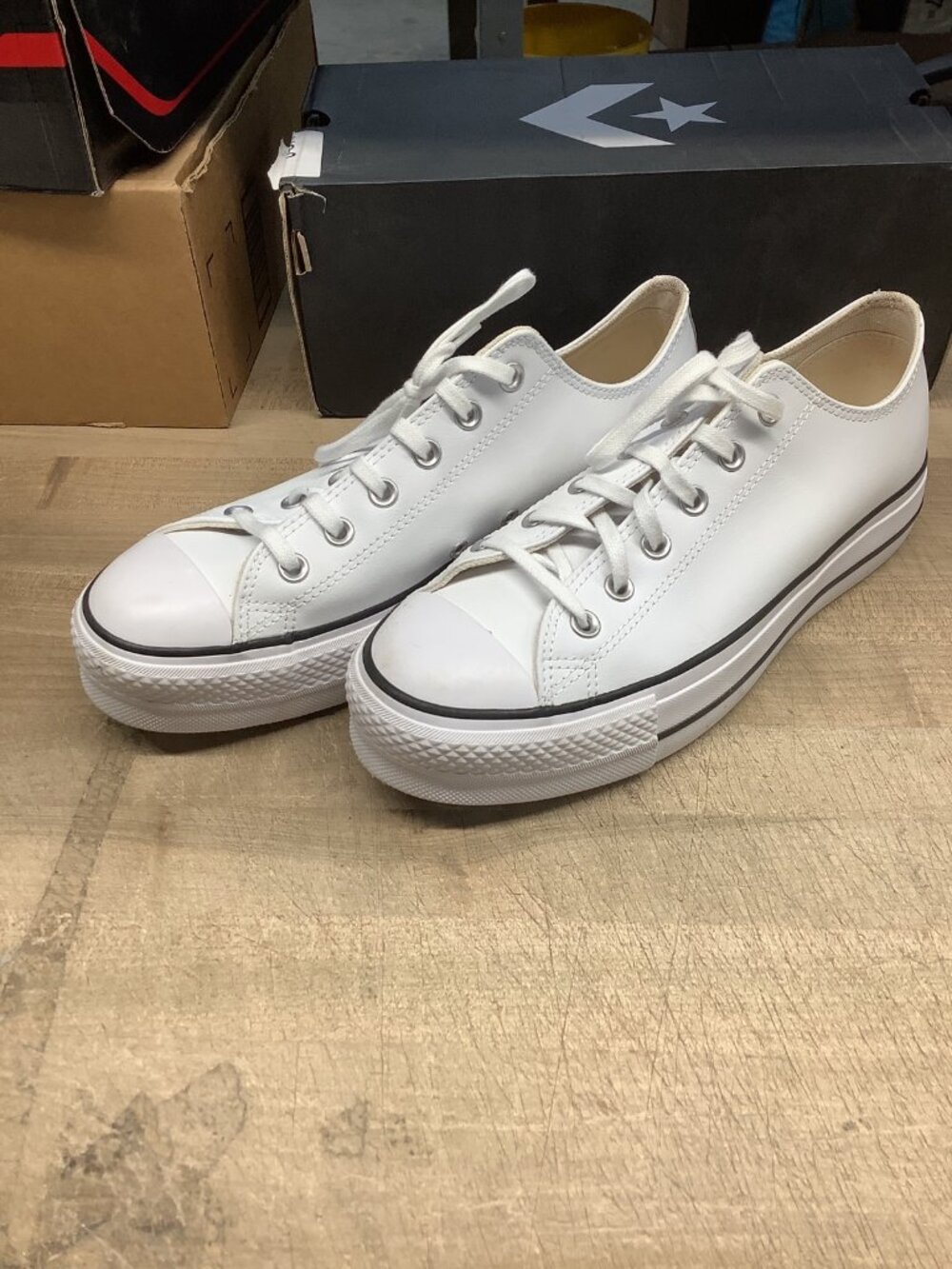 Converse Women's Chuck Taylor All Star Lift Platform Leather Low Top Sneaker
